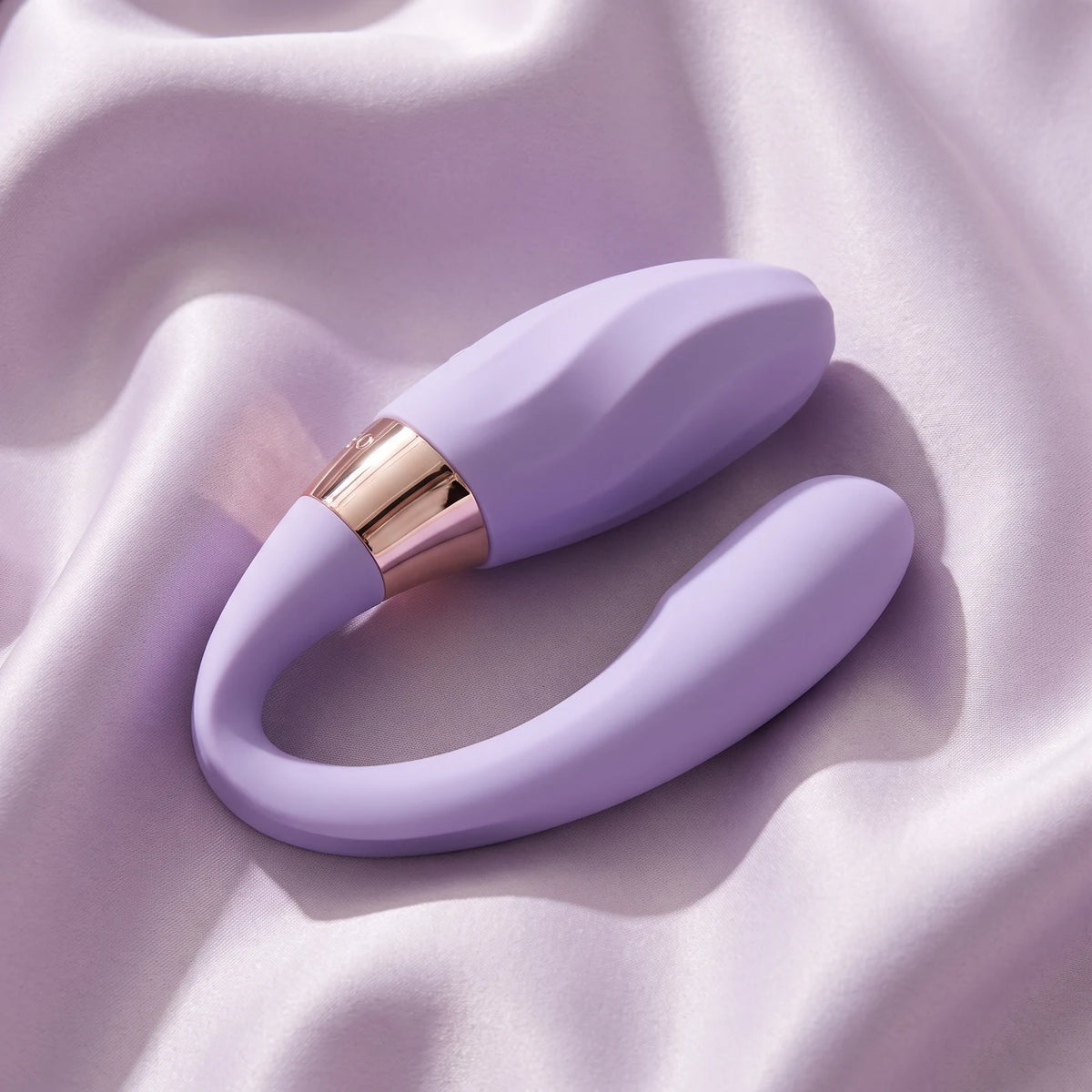 LELO Tiani Twist lavanda sobre satén lila.