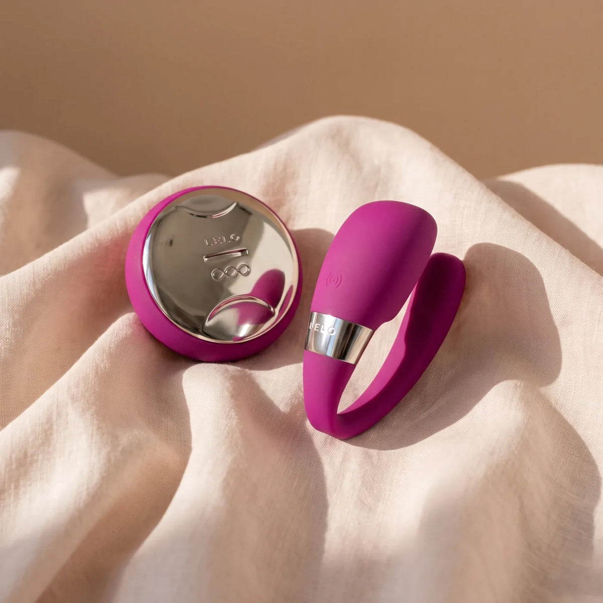 LELO Tiani 3 et sa télécommande sur du lin ivoire.