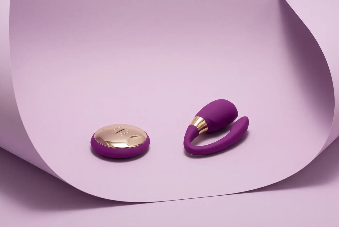 Paarvibrator mit Fernbedienung vor lila Hintergrund.