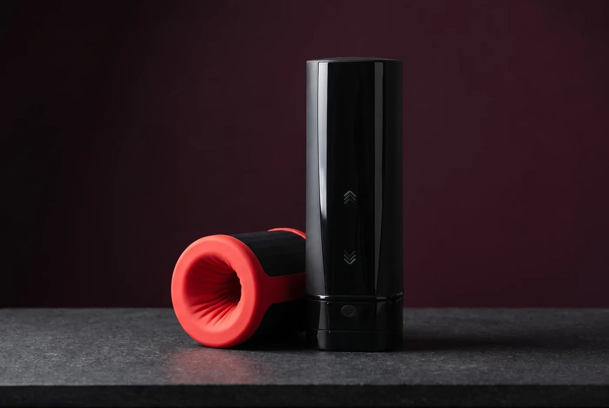 Zwei vernetzte Toys in Schwarz und Hell auf graphitgrauem Stein.