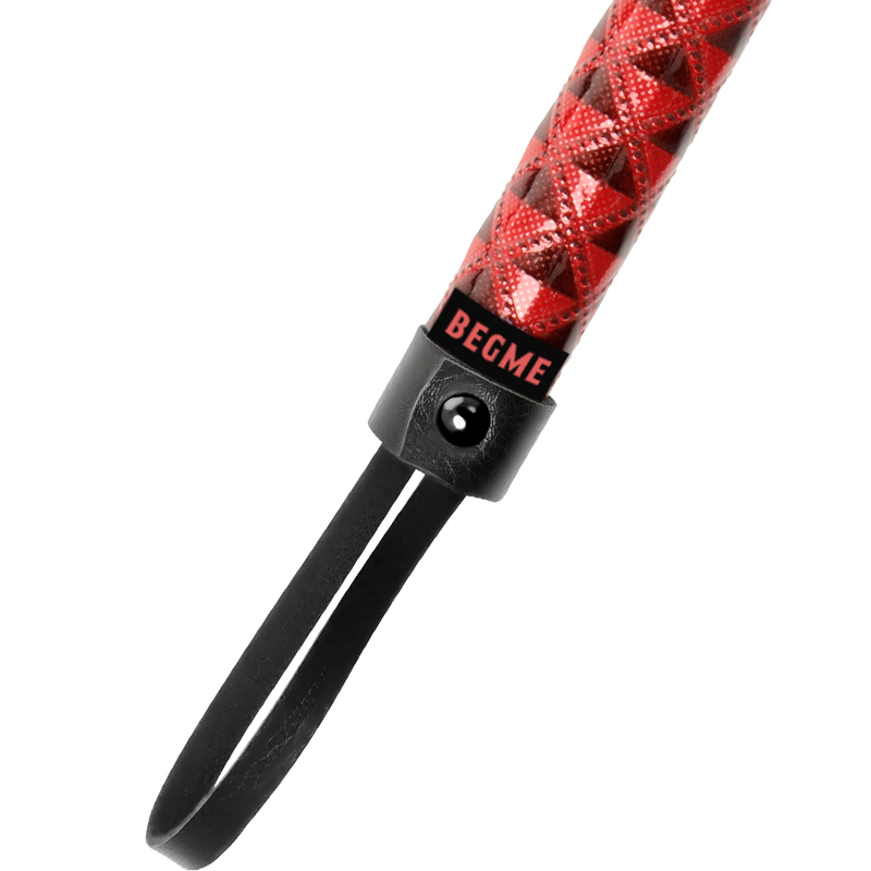 BeGme Red Edition – Flogger aus veganem Leder