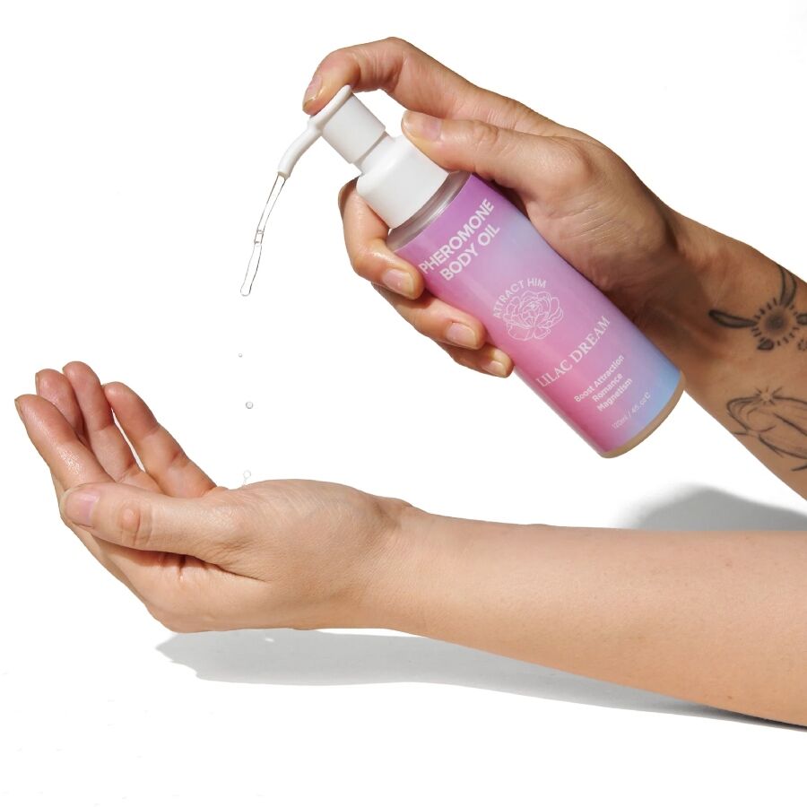 Lilac-Dream-Öl fließt aus dem Pumpspender in eine Handfläche