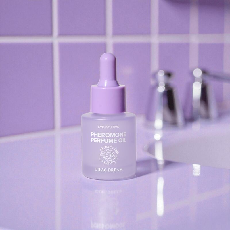 Flakon Lilac Dream auf einem Waschtisch mit fliederfarbenen Fliesen