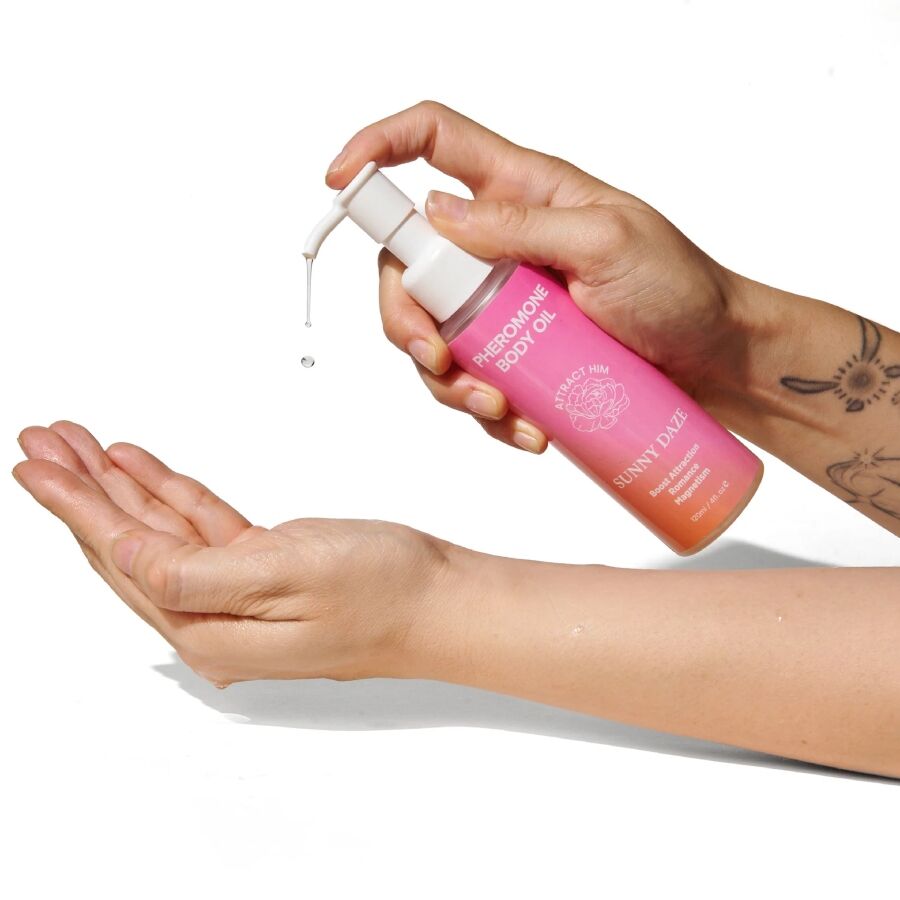 Olio Sunny Daze erogato dalla pompetta nel palmo di una mano
