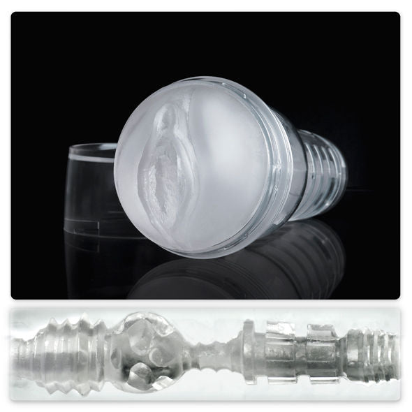 Durchsichtiges Fleshlight Ice Lady Crystal mit gefrosteter Vulva-Öffnung vor schwarzem Hintergrund, darunter ein Längsschnitt der Struktur