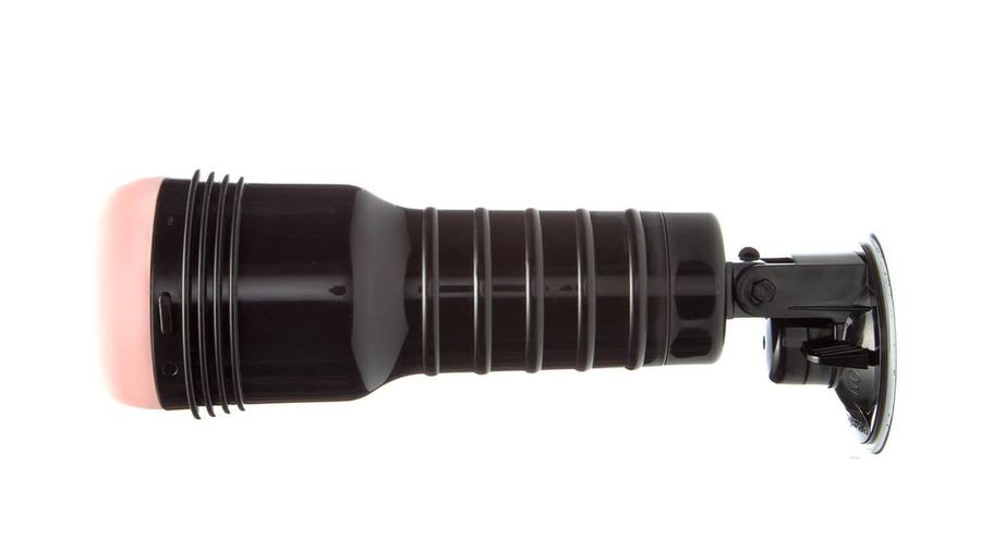 Fleshlight de carcasa negra fijada en horizontal al soporte con ventosa