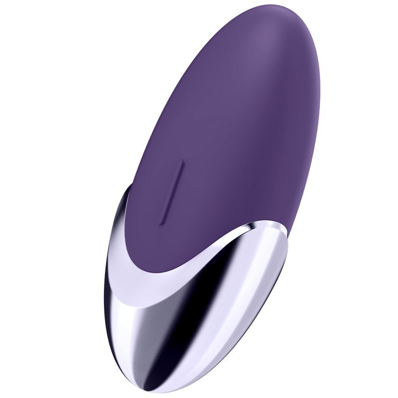 Violetter Satisfyer Layons Purple Pleasure mit metallischem Sockel, schräg von vorn