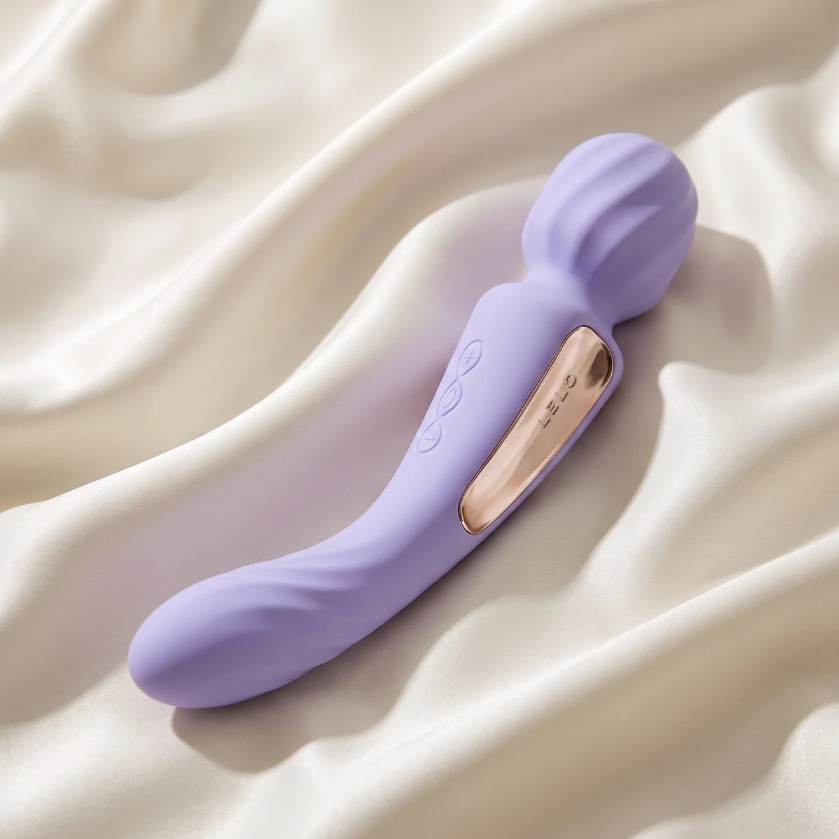 LELO Switch lila sobre satén marfil.