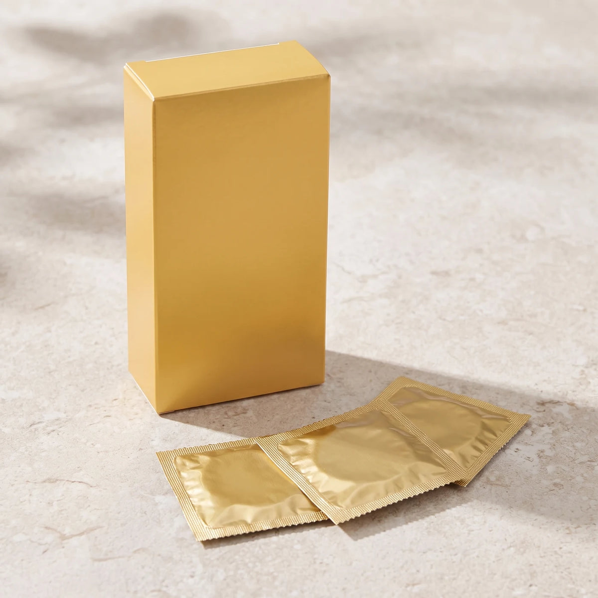 Preservativi Durex Real Feel, scatola dorata e bustine.