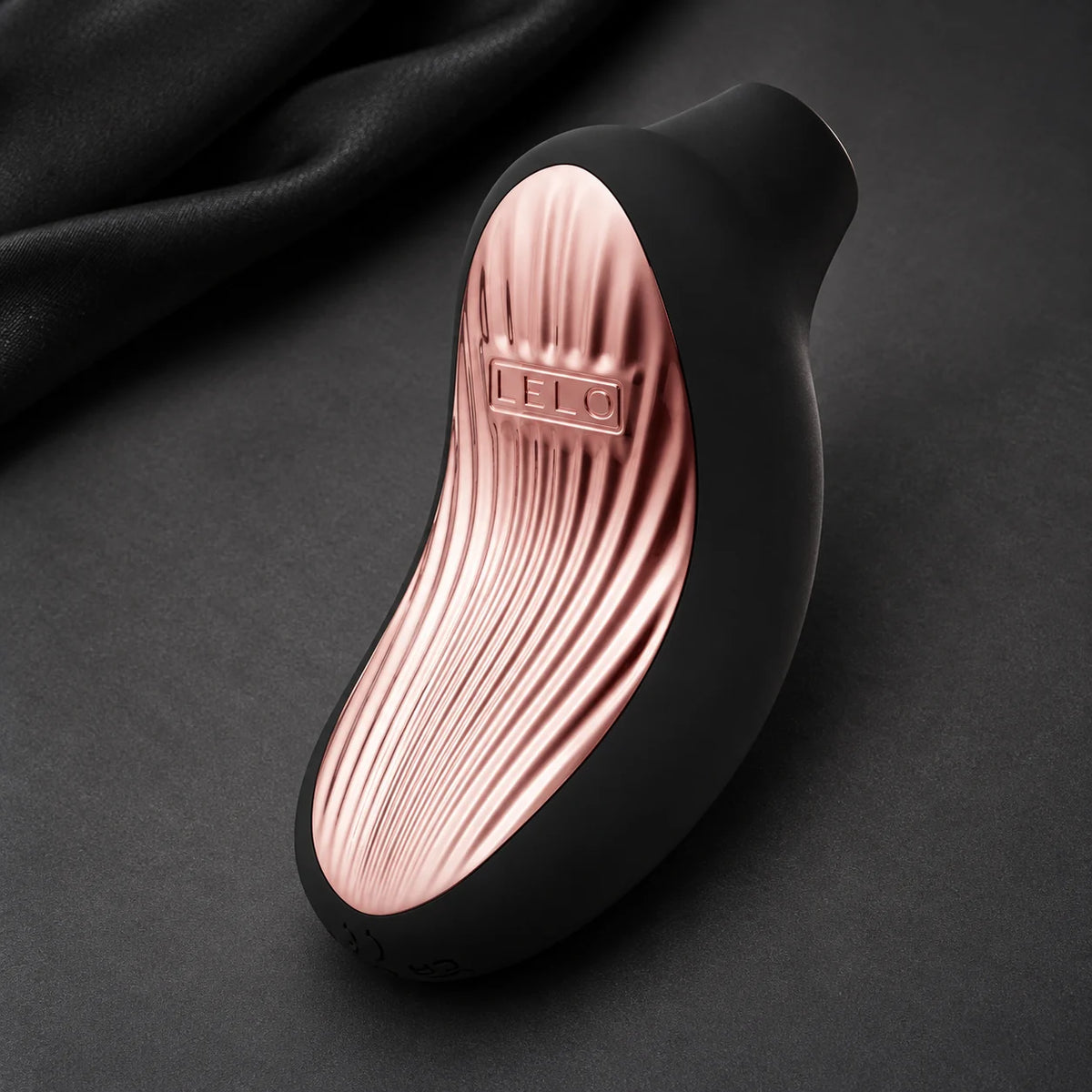 LELO SONA 3 Cruise noir et or rose sur fond graphite
