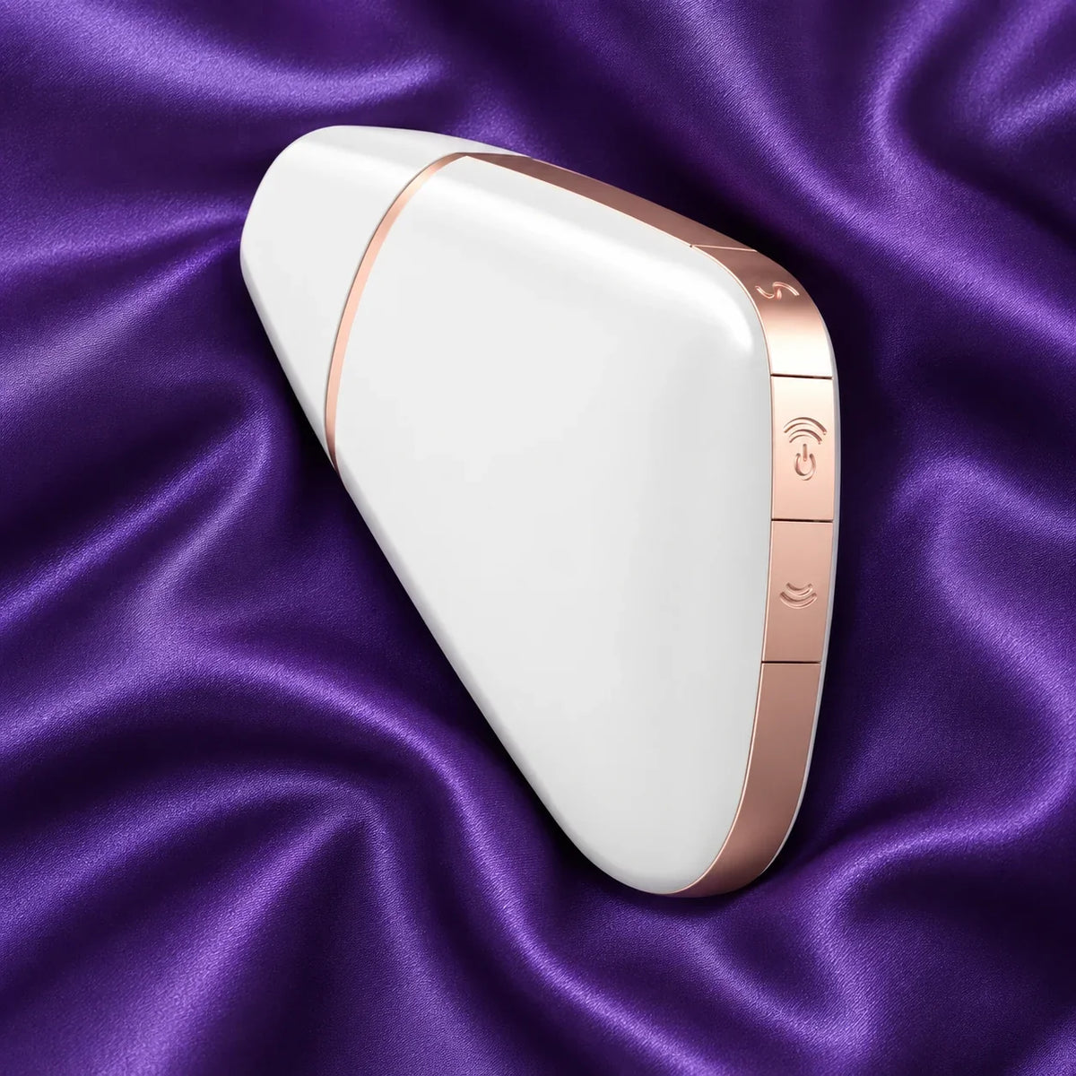 Satisfyer Love Triangle auf hellem Stoff