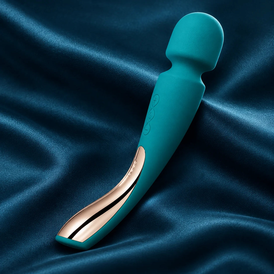 LELO Smart Wand 2 Medium turquoise sur satin bleu profond
