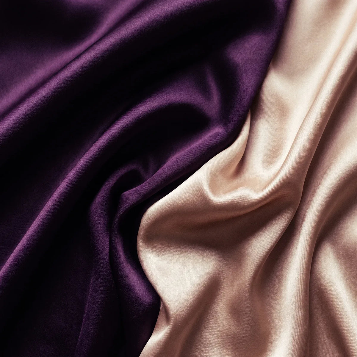 Macro abstraite de satin violet et champagne.