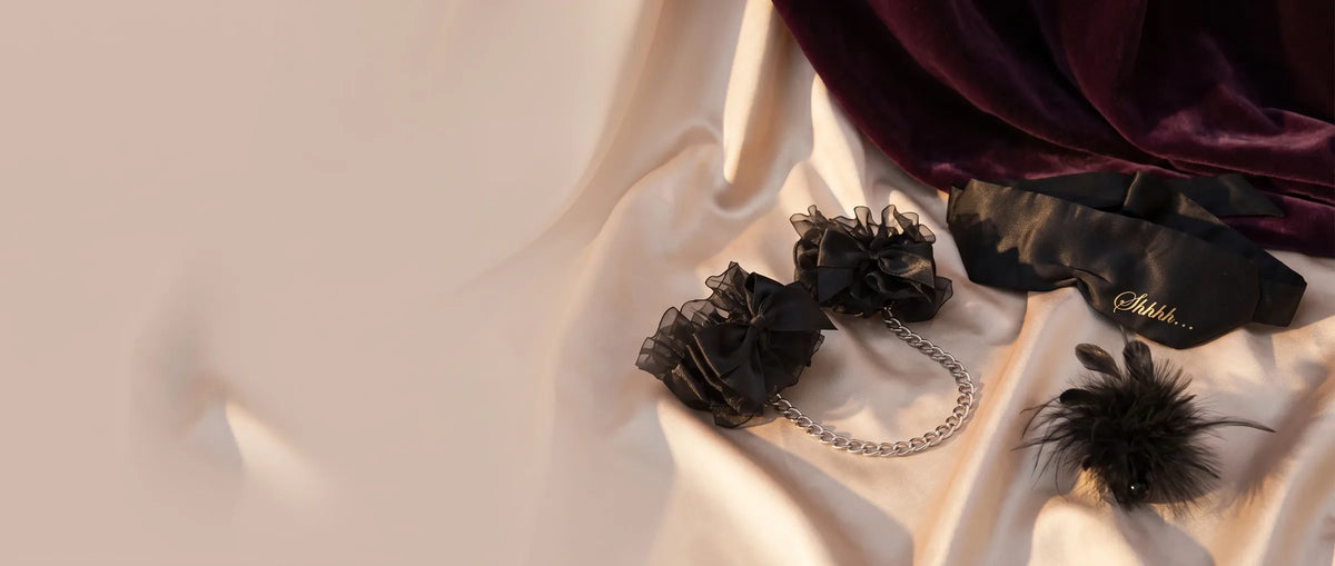 Bandeau satin, liens en organza et plumeau noirs sur satin champagne et velours prune.
