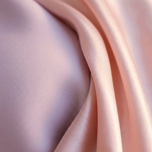 Macro abstraite de silicone lilas et de satin blush.