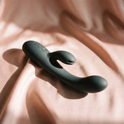 Womanizer Duo 2 auf blassrosa Satin