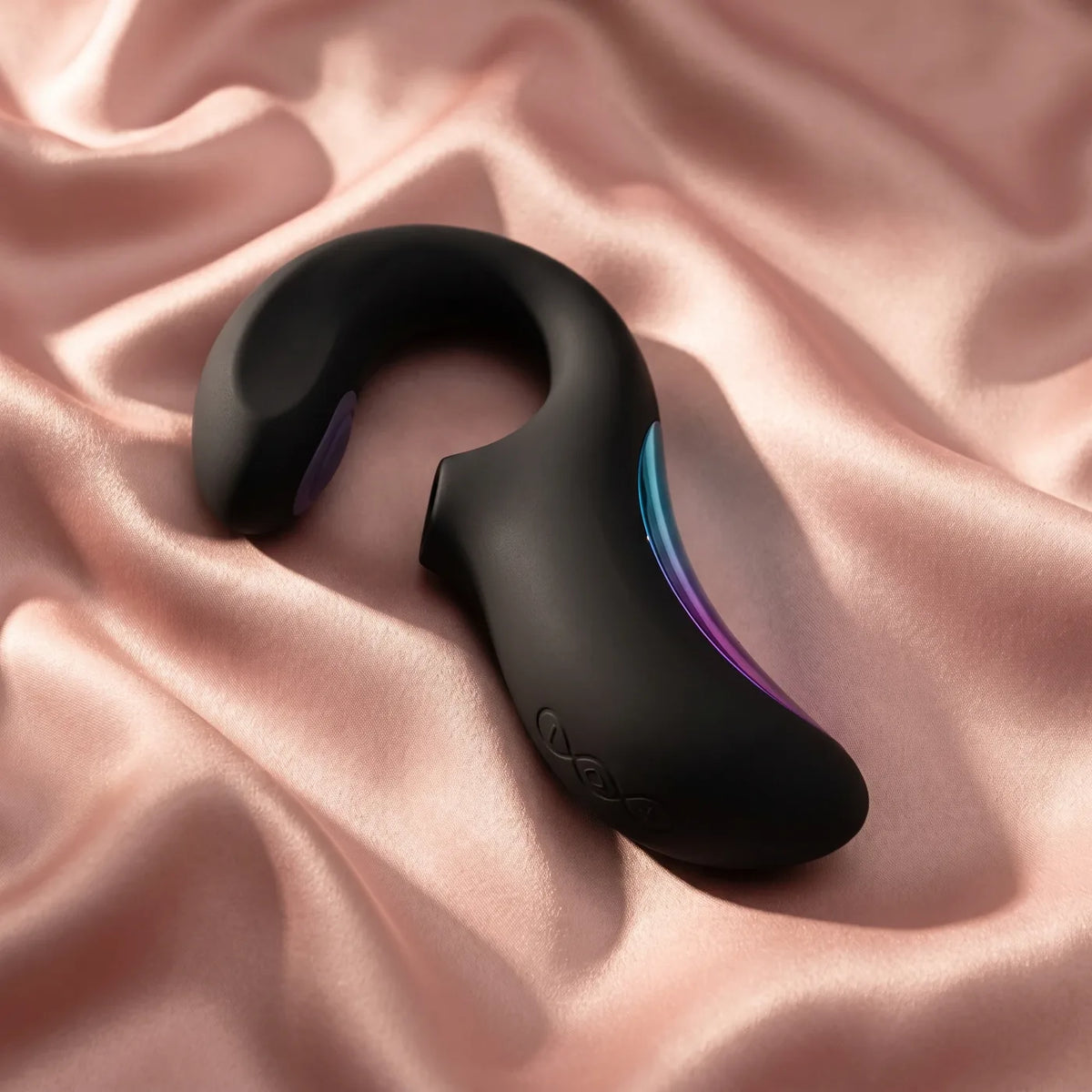 LELO Enigma Double Sonic sur satin blush.