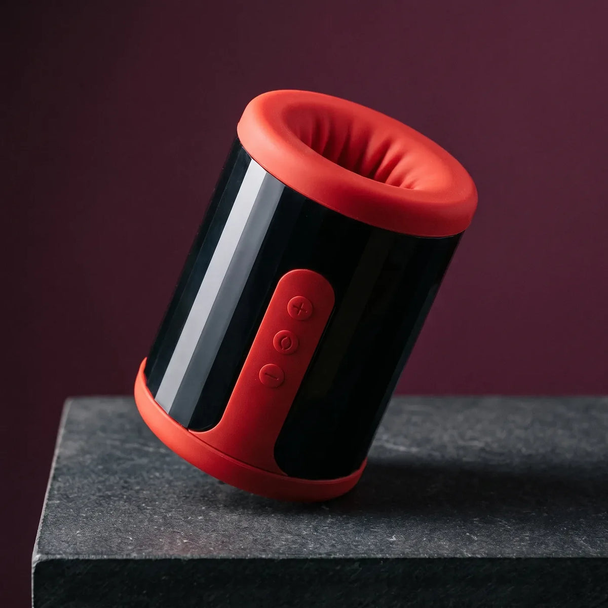 LELO F2S posé sur une dalle de pierre graphite.