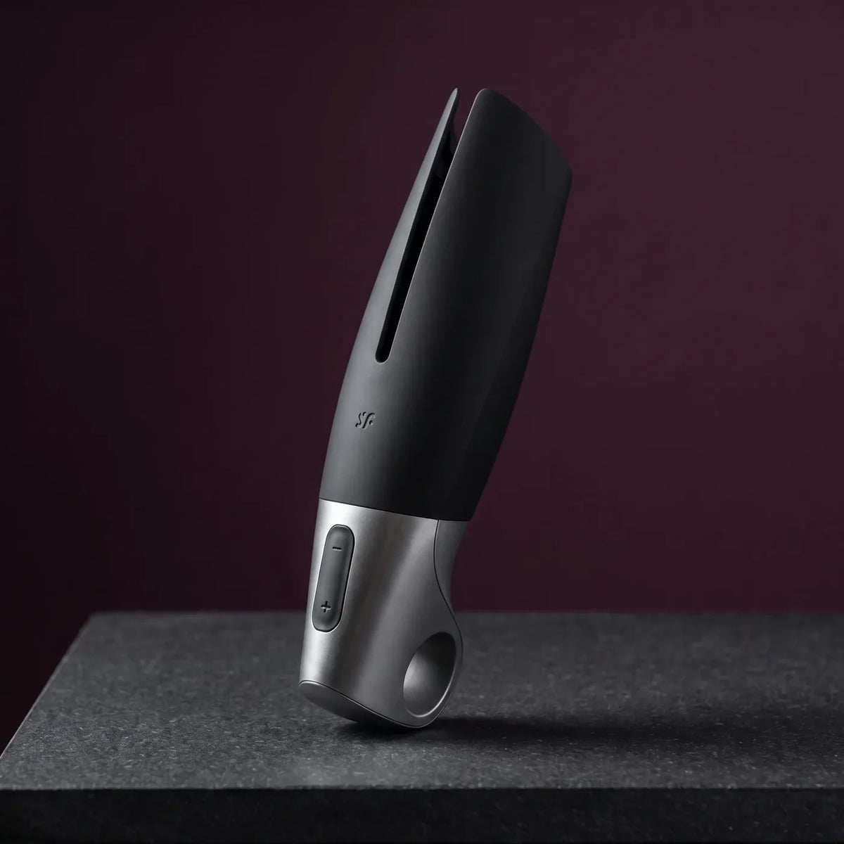 Satisfyer Power Masturbator sur pierre graphite.