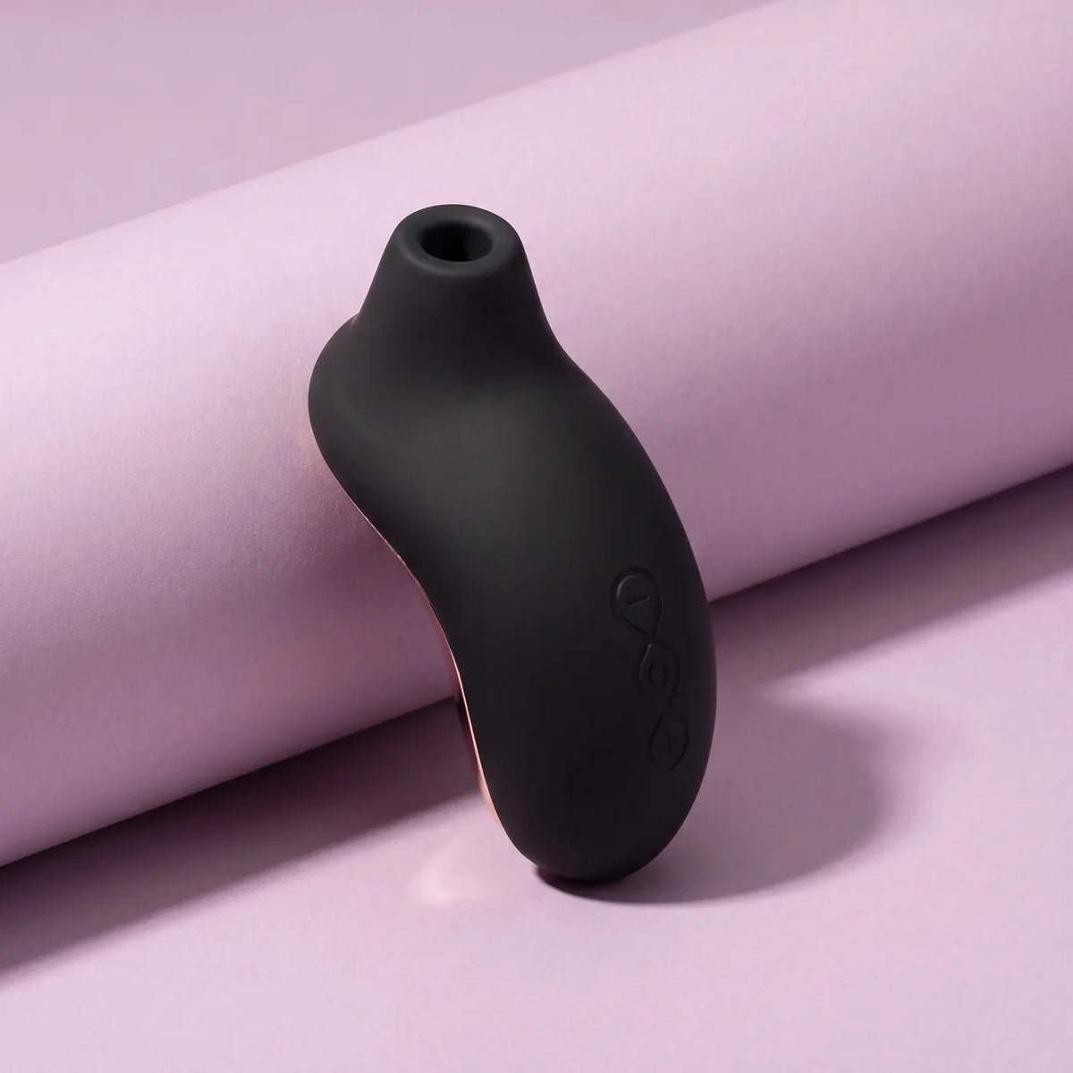 LELO Sona sur fond lilas pâle.