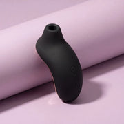 LELO Sona sur fond lilas pâle.