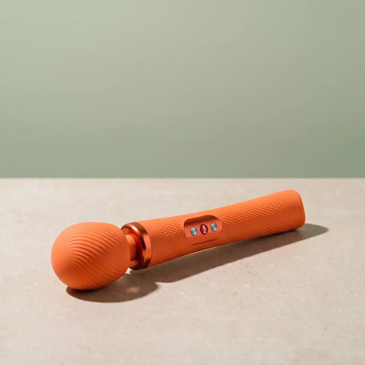 FUN FACTORY VIM, appareil de massage, sur pierre claire.