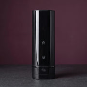 Kiiroo Onyx+ negro, de pie en el centro de una losa de piedra grafito