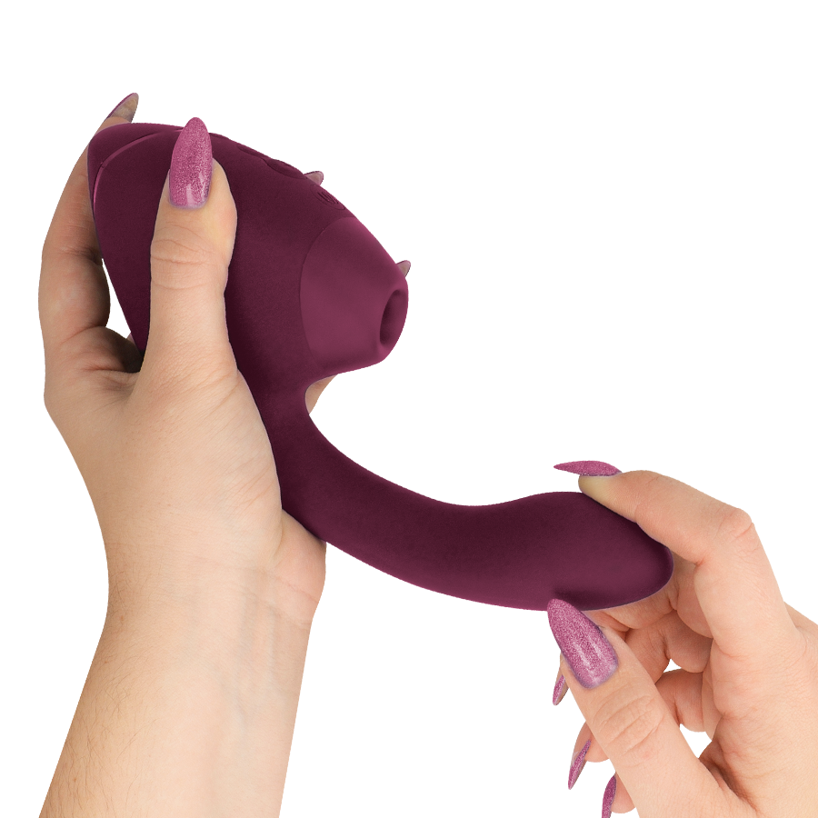 Arm des Womanizer Next Duo, zwischen zwei Händen gebogen